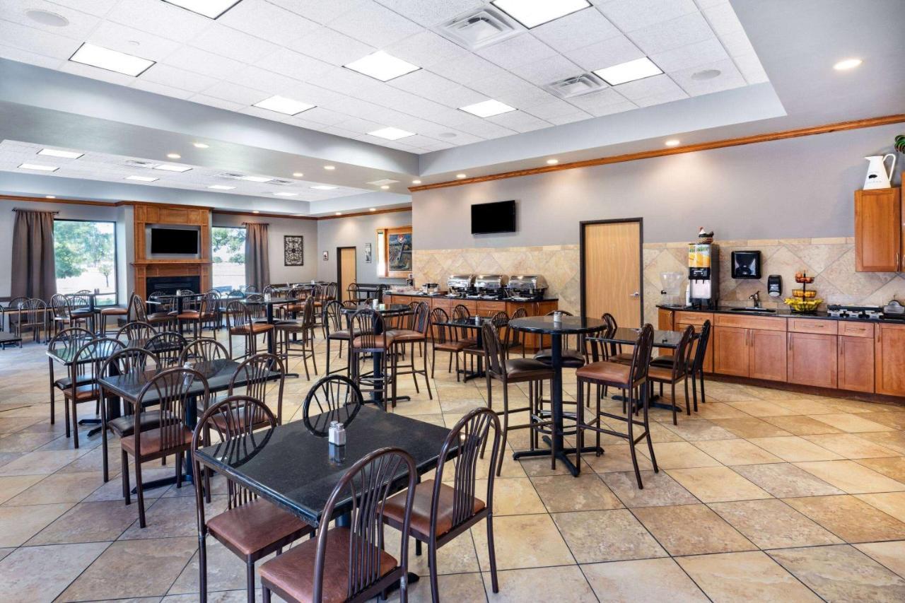AmericInn by Wyndham Aberdeen Event Center Buitenkant foto